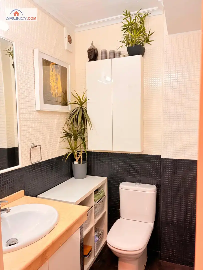 Bathroom of Flat for sale in Sevilla  with Air Conditioner and Furnished