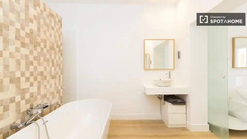 Bathroom of Flat for rent in Madrid  with Air Conditioner, Heating and Furnished