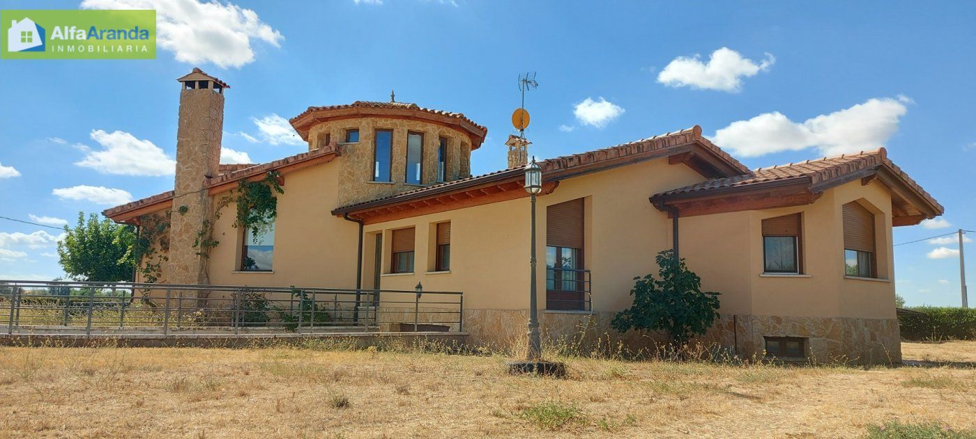 Vista exterior de Casa o xalet en venda en Aranda de Duero amb Jardí privat, Traster i Piscina