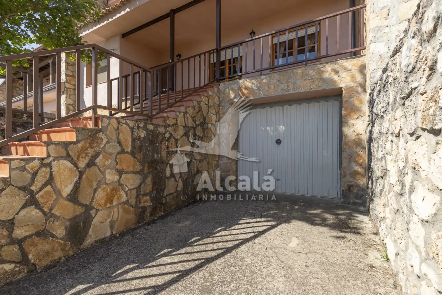 Vista exterior de Casa adosada en venda en Alocén amb Calefacció