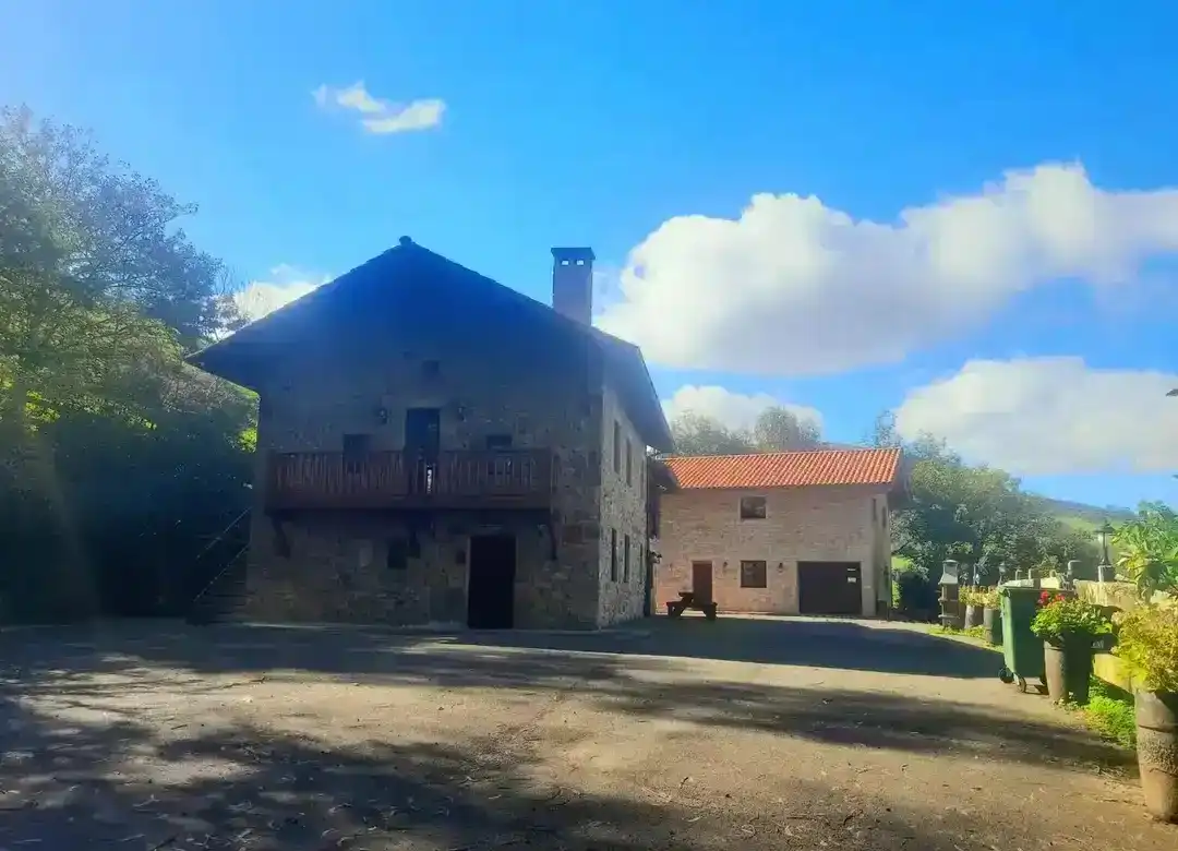 Vista exterior de Casa o xalet en venda en Villacarriedo amb Calefacció i Moblat