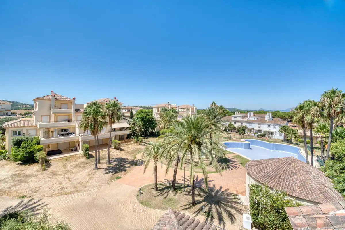 Vista exterior de Dúplex en venda en Sotogrande amb Aire condicionat, Terrassa i Traster