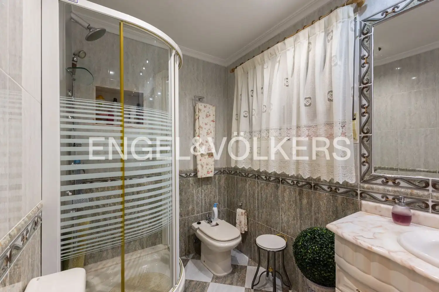 Bathroom of Houses for sale in L'Eliana  with Air Conditioner, Heating and Private garden
