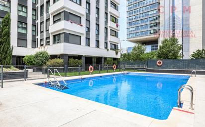 Swimming pool of Flat to rent in  Madrid Capital  with Air Conditioner, Heating and Parquet flooring