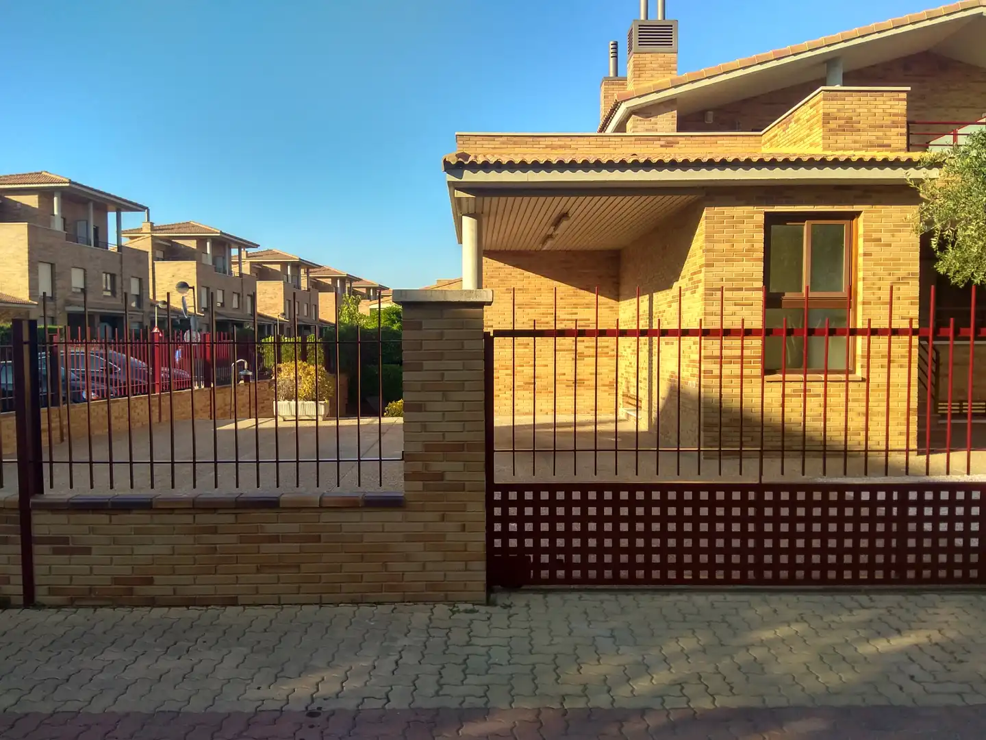 Exterior view of Houses for sale in Zaragoza  with Air Conditioner, Private garden and Parquet flooring