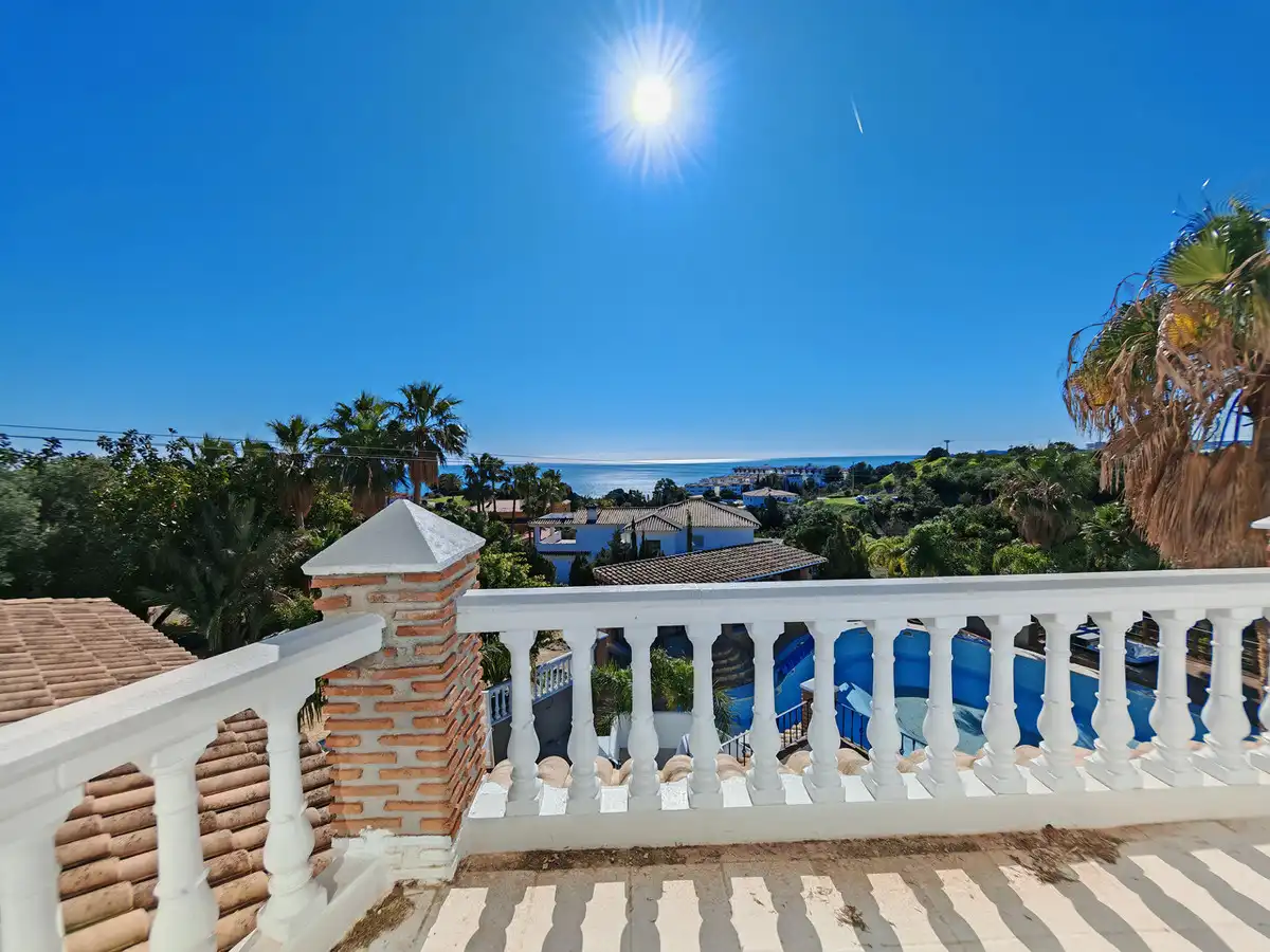 Vista exterior de Casa o xalet en venda en Benalmádena amb Aire condicionat, Calefacció i Jardí privat