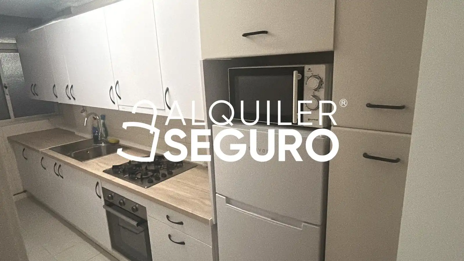 Cuina de Pis de lloguer en Málaga amb Aire condicionat i Moblat