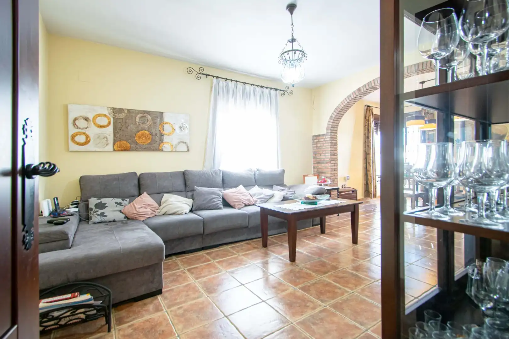 Sala d'estar de Casa o xalet en venda en Alcalá de Guadaira amb Aire condicionat, Jardí privat i Piscina