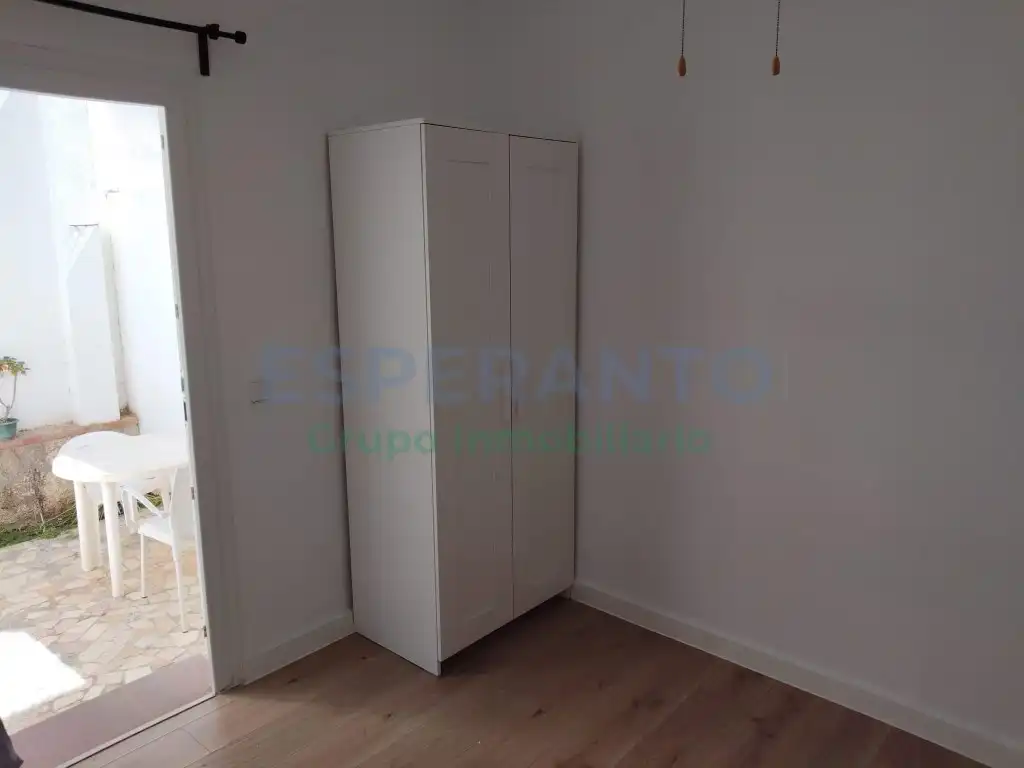 Dormitori de Apartament de lloguer en Málaga amb Aire condicionat, Jardí privat i TV