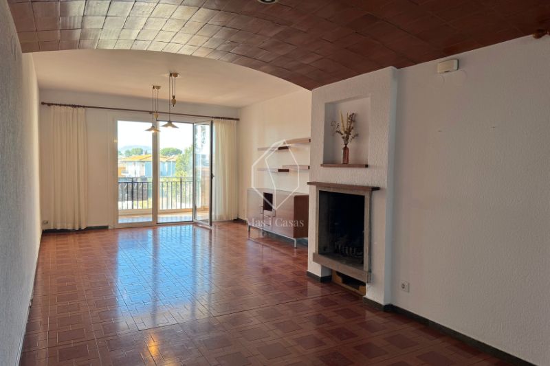 Sala d'estar de Apartament en venda en L'Escala amb Terrassa i Balcó