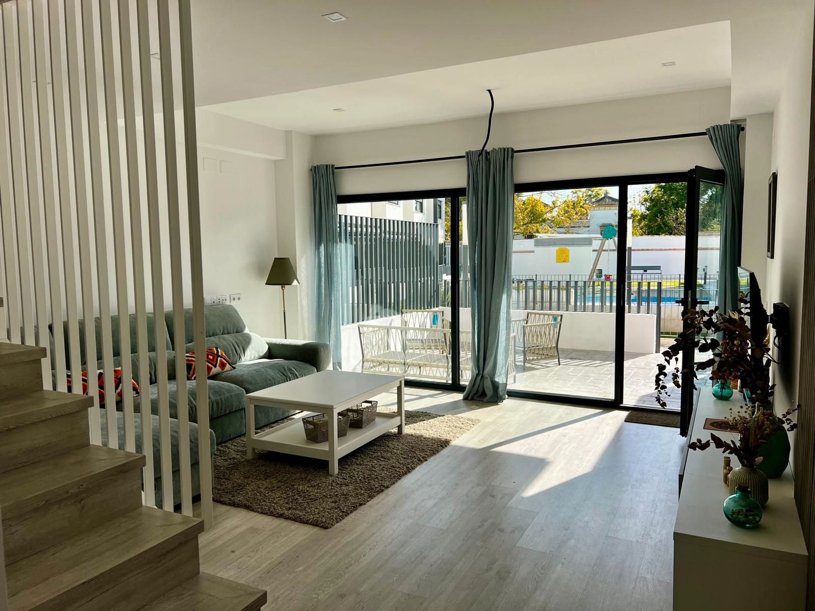 Living room of Single-family semi-detached to rent in Mairena del Aljarafe  with Air Conditioner, Terrace and Storage room