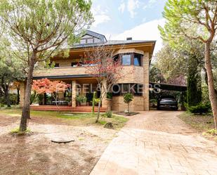 Vista exterior de Casa o xalet en venda en Valdemorillo amb Calefacció, Jardí privat i Parquet