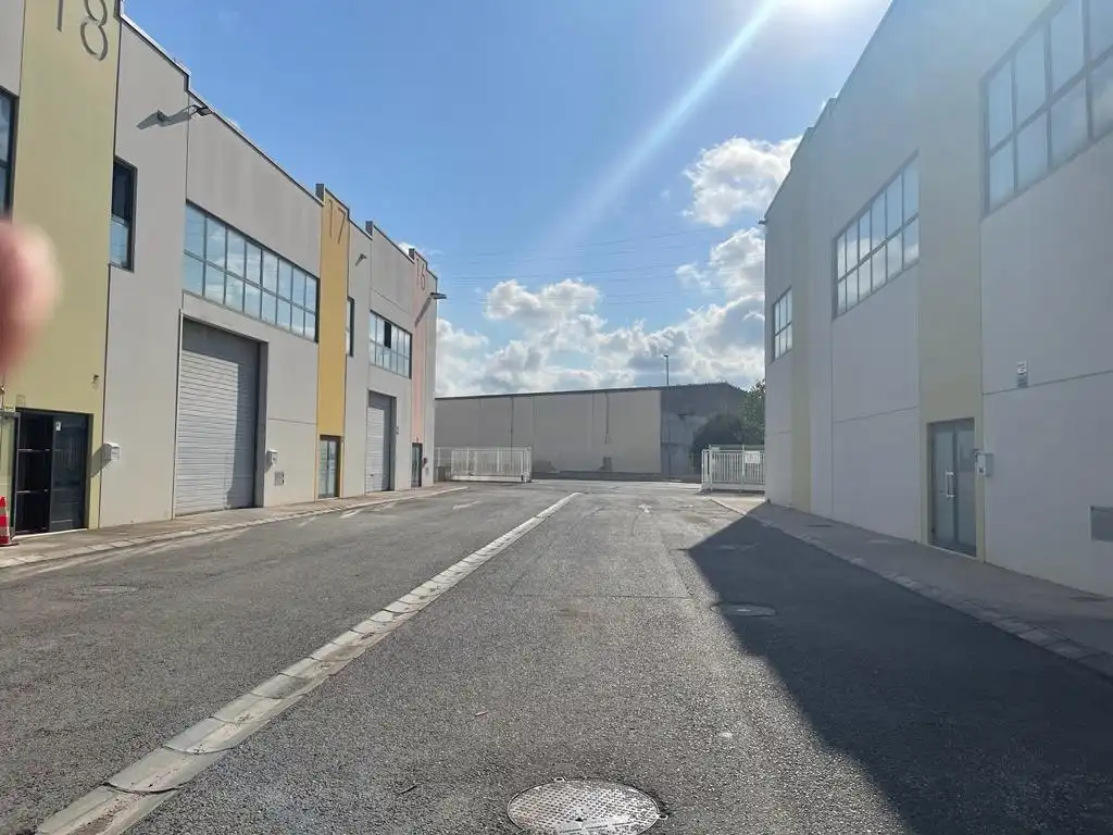 Vista exterior de Nau industrial en venda en Santa Oliva