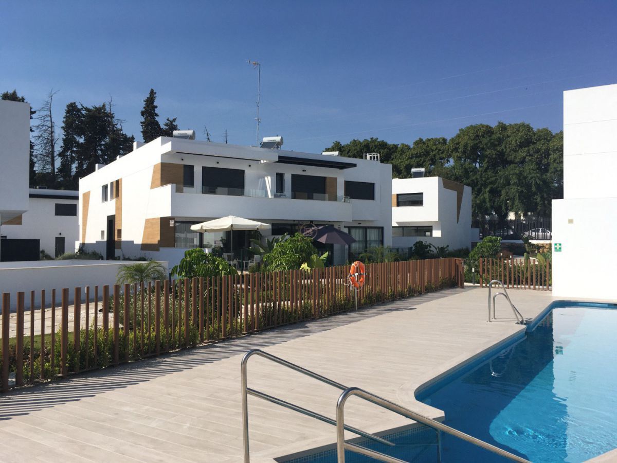 Exterior view of Single-family semi-detached to rent in Marbella  with Air Conditioner, Furnished and Community pool