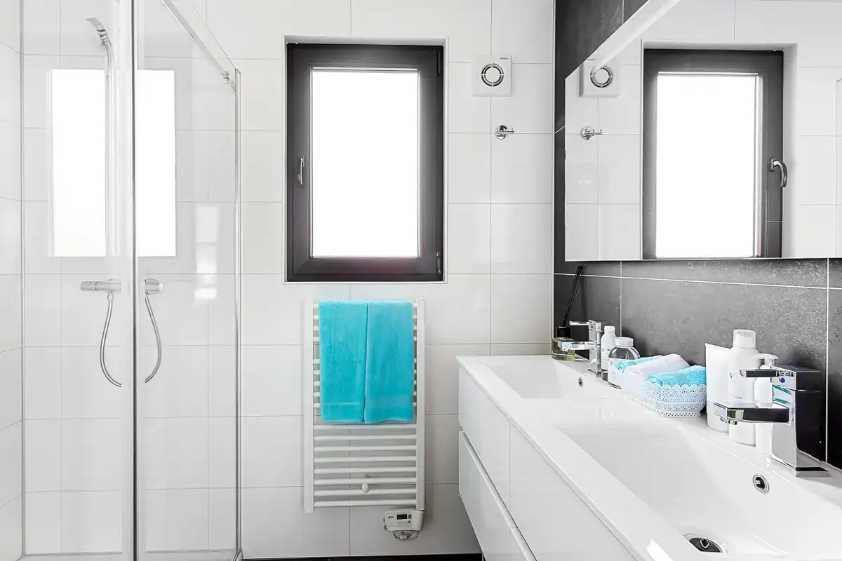 Badezimmer von Erdgeschoss zum Verkauf in Mijas mit Klimaanlage, Terrasse und Schwimmbad