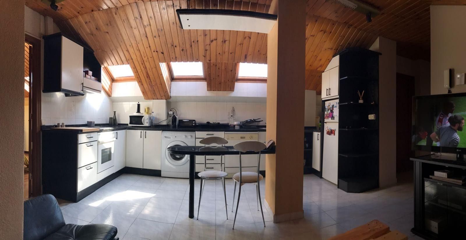 Cuina de Àtic de lloguer en León Capital  amb Calefacció i Parquet