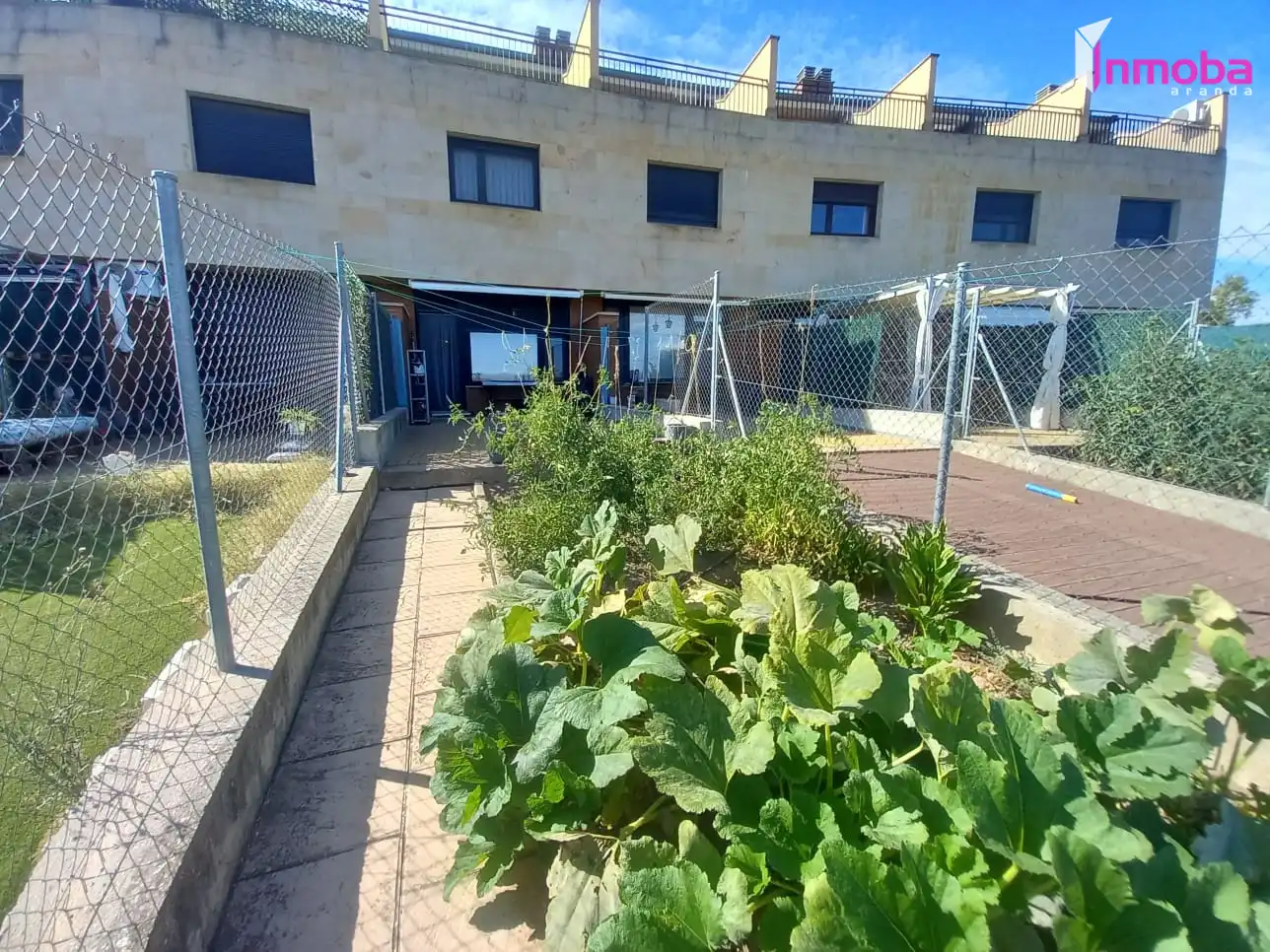 Vista exterior de Casa o xalet en venda en Aranda de Duero amb Calefacció, Jardí privat i Parquet