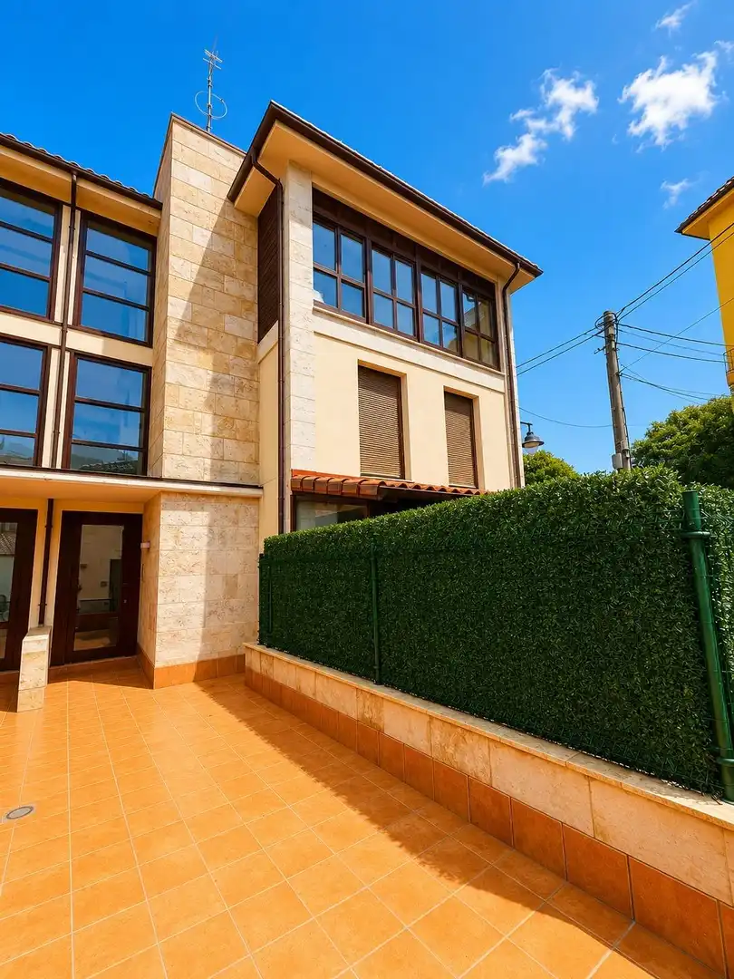 Vista exterior de Pis en venda en Llanes amb Calefacció, Jardí privat i Terrassa