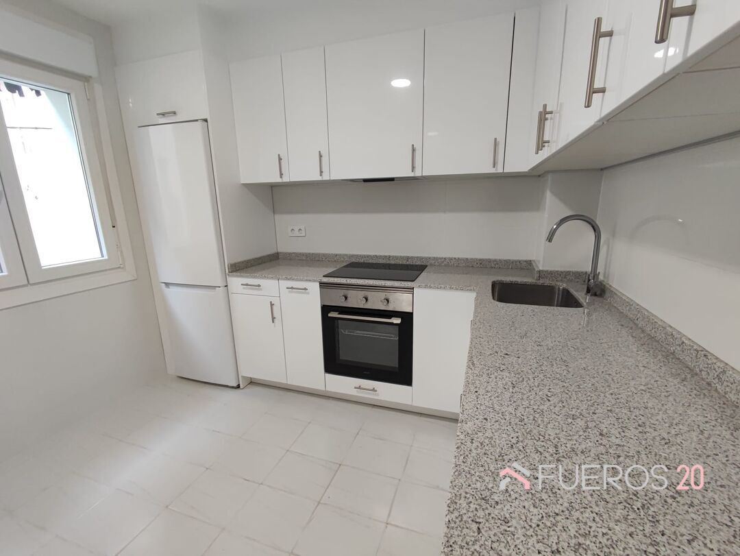 Cuina de Pis en venda en Barakaldo  amb Jardí privat i Traster