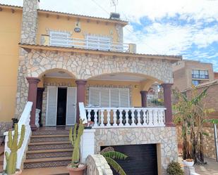 Exterior view of House or chalet for sale in El Vendrell  with Terrace, Swimming Pool and Balcony