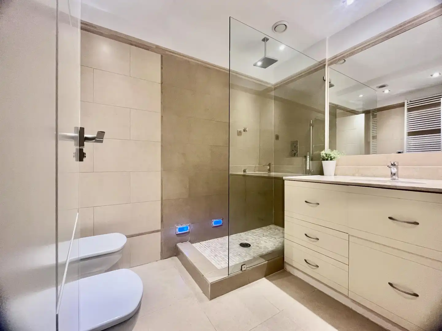 Bathroom of Flat for sale in Madrid  with Air Conditioner, Heating and Private garden