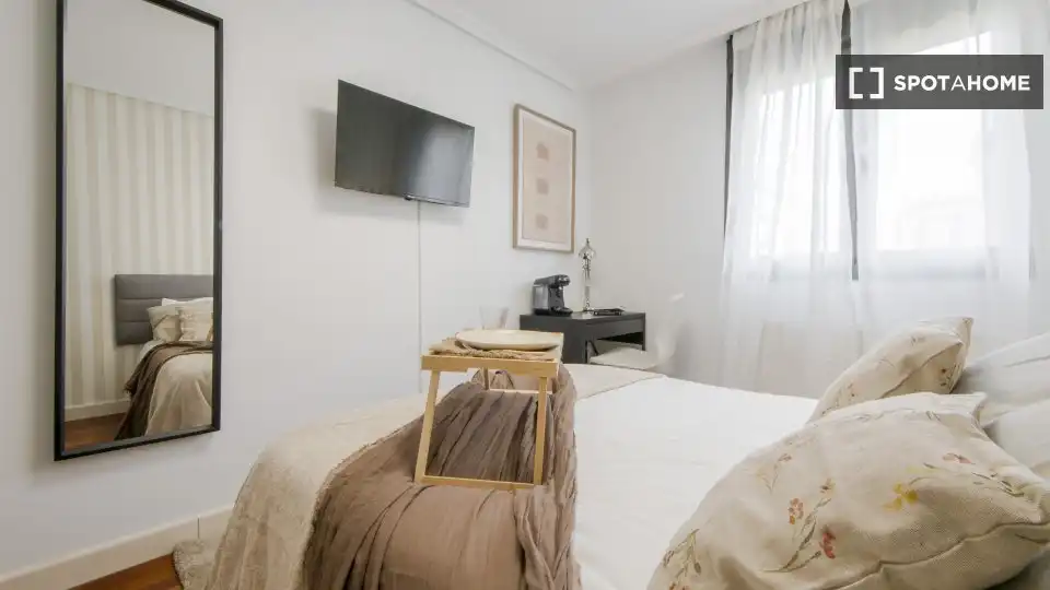 Habitación de Piso para compartir en Madrid con Aire acondicionado, Calefacción y Amueblado