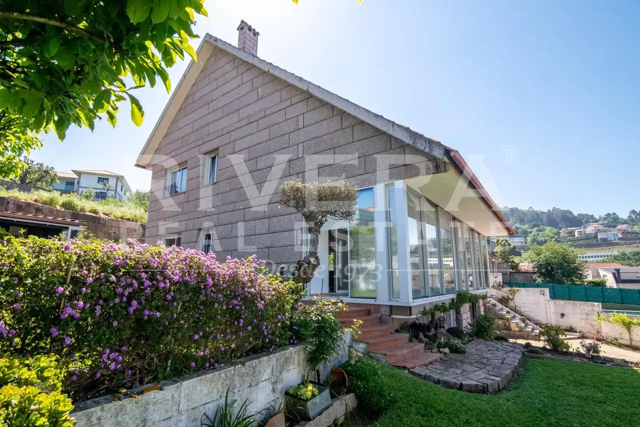Vista exterior de Casa o xalet en venda en Redondela amb Calefacció i Jardí privat