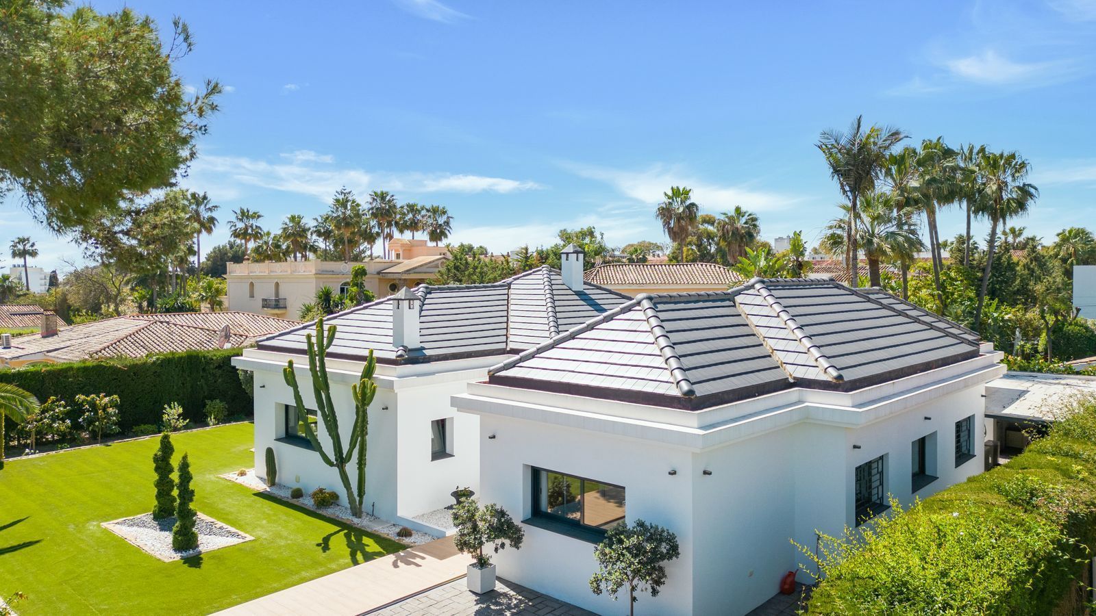 Exterior view of House or chalet for sale in Estepona  with Air Conditioner, Private garden and Swimming Pool