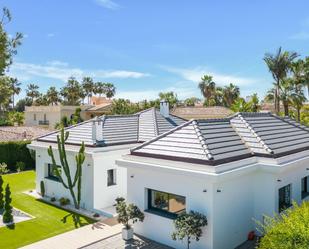 Vista exterior de Casa o xalet en venda en Estepona amb Aire condicionat, Jardí privat i Piscina