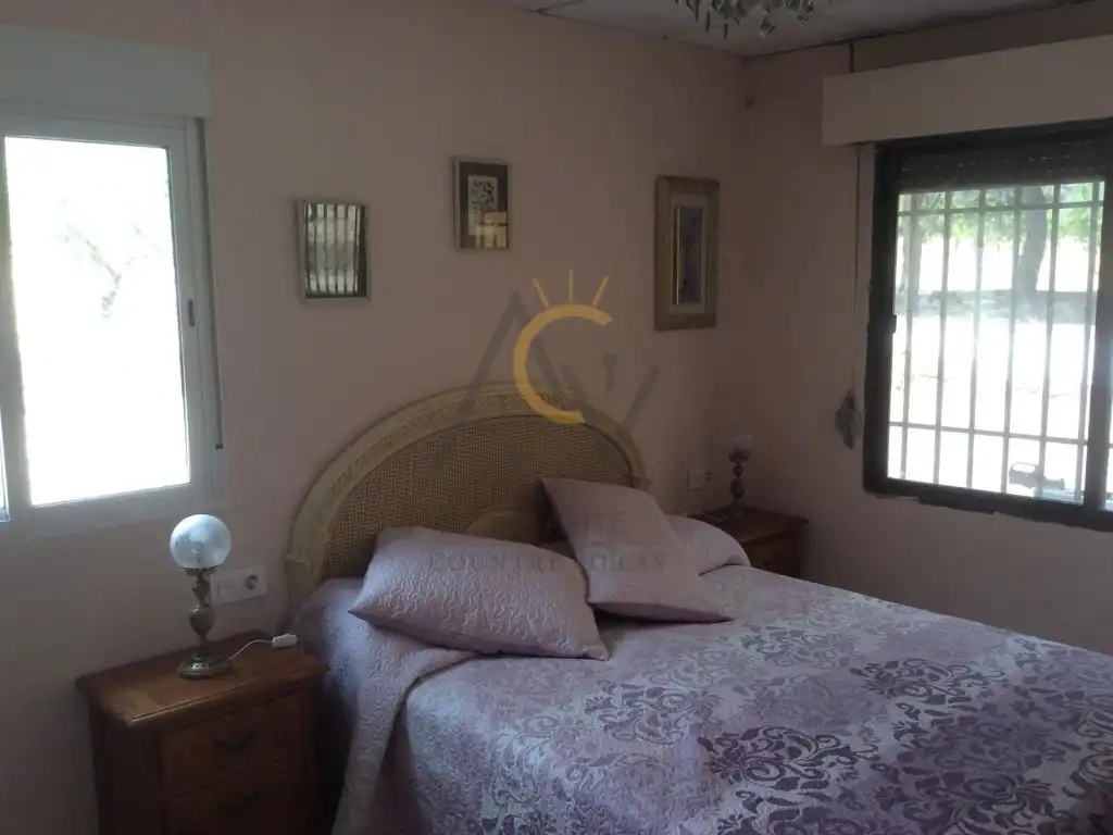 Dormitori de Finca rústica en venda en Villena amb Aire condicionat, Jardí privat i Piscina