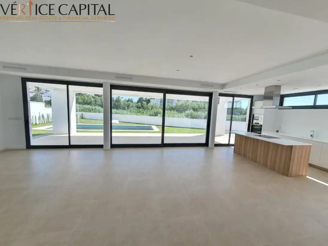 Sala d'estar de Casa o xalet en venda en Manilva amb Aire condicionat, Jardí privat i Terrassa