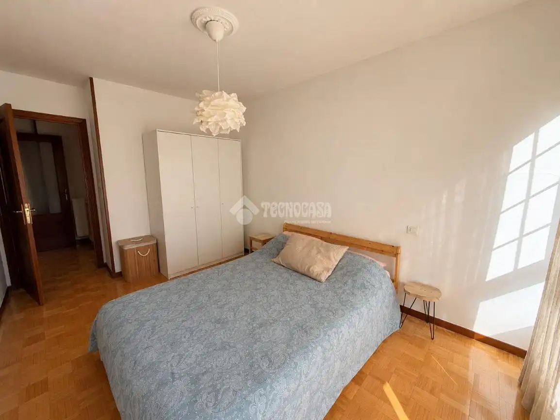 Dormitori de Pis en venda en León Capital  amb Calefacció, Parquet i Terrassa