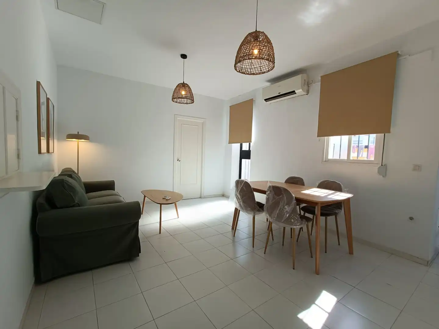 Sala d'estar de Àtic de lloguer en Sevilla amb Aire condicionat, Terrassa i Moblat