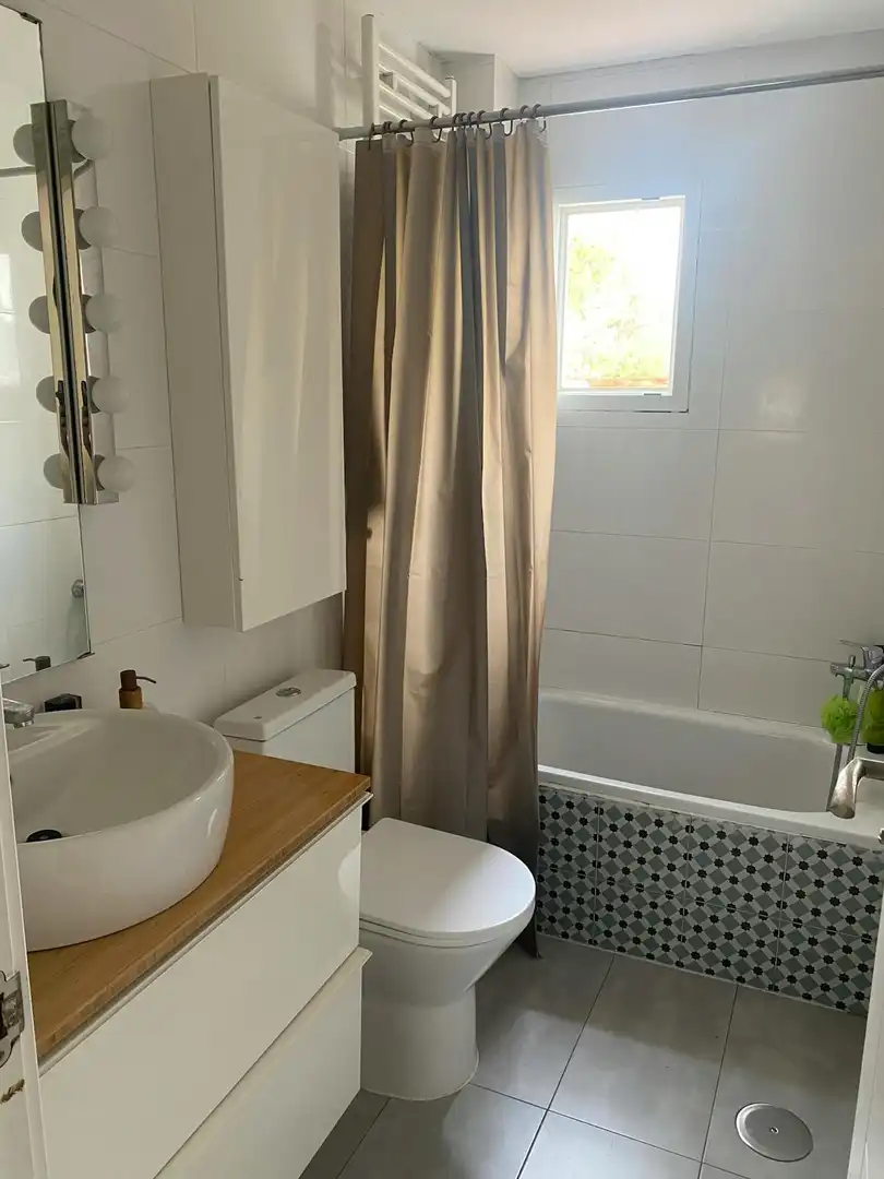 Badezimmer von Wohnung zur Miete in Madrid mit Klimaanlage, Privatgarten und Möbliert