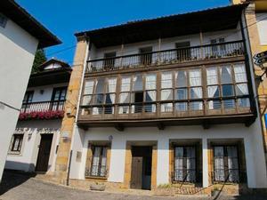 Vista exterior de Casa adosada en venda en Comillas (Cantabria) amb Jardí privat i Balcó