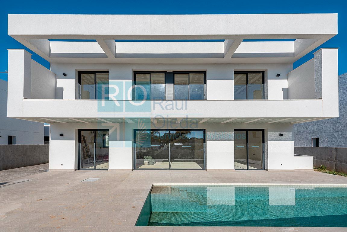 Vista exterior de Casa o xalet en venda en Cambrils amb Jardí privat, Terrassa i Piscina