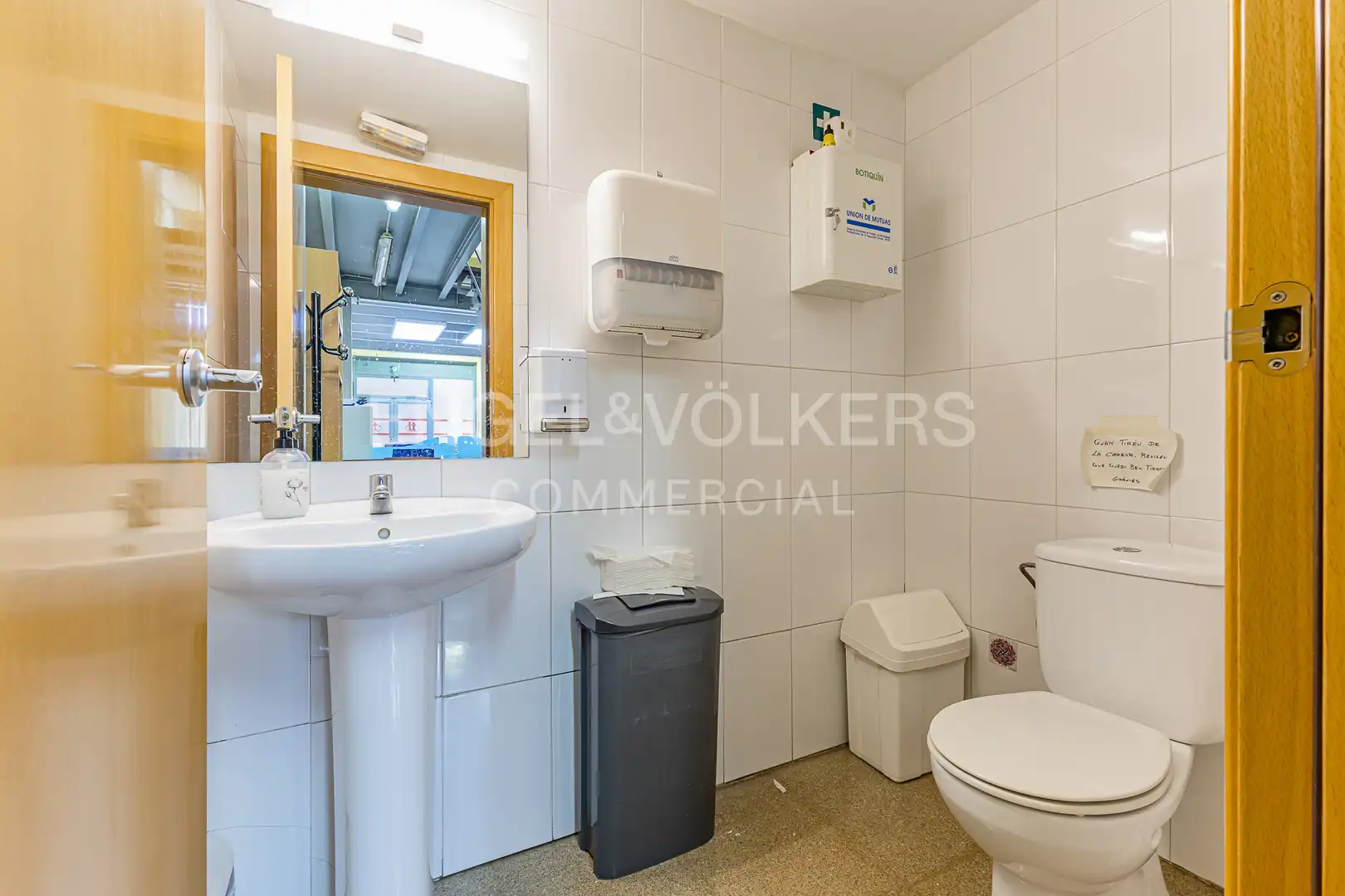 Badezimmer von Büro zur Miete in Barcelona mit Klimaanlage und Möbliert