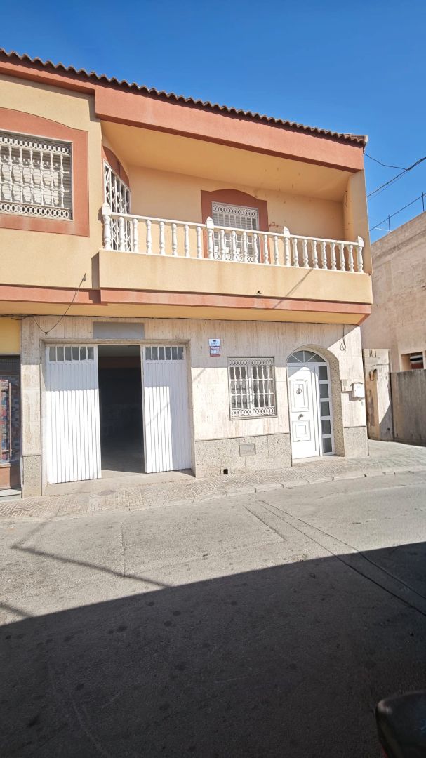Vista exterior de Casa o xalet en venda en Roquetas de Mar amb Terrassa i Balcó
