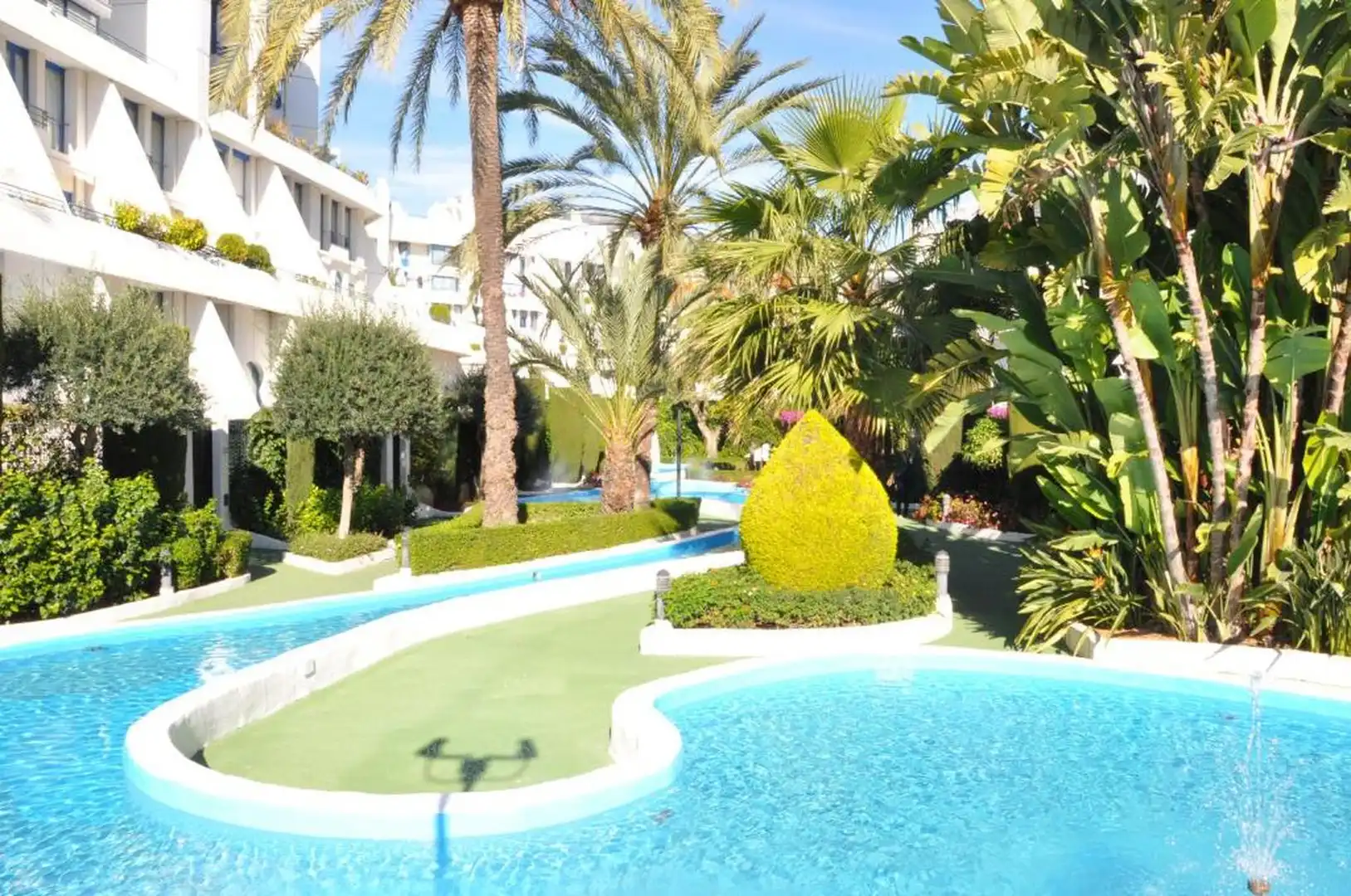 Piscina de Dúplex en venda en Marbella amb Aire condicionat, Terrassa i Traster