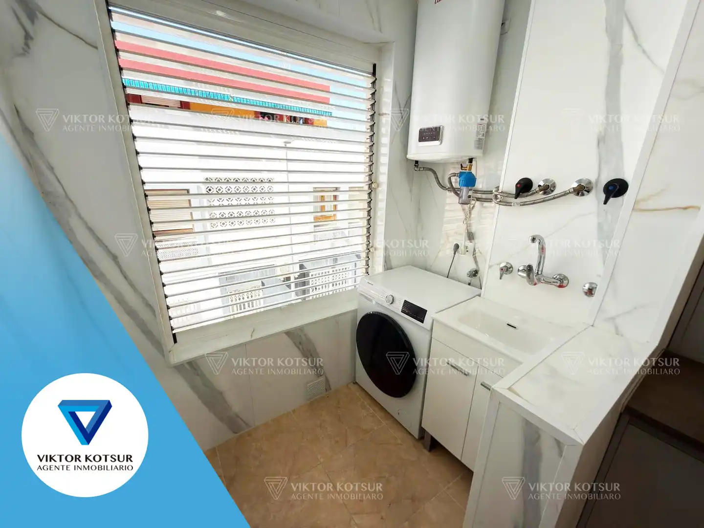 Küche von Wohnung zum Verkauf in Roquetas de Mar mit Klimaanlage, Terrasse und Möbliert