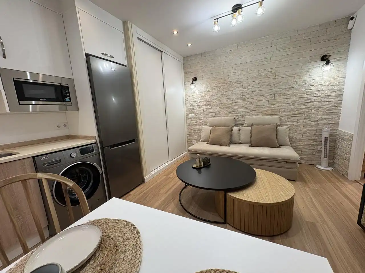 Sala d'estar de Estudi en venda en Madrid amb Aire condicionat, Calefacció i Moblat