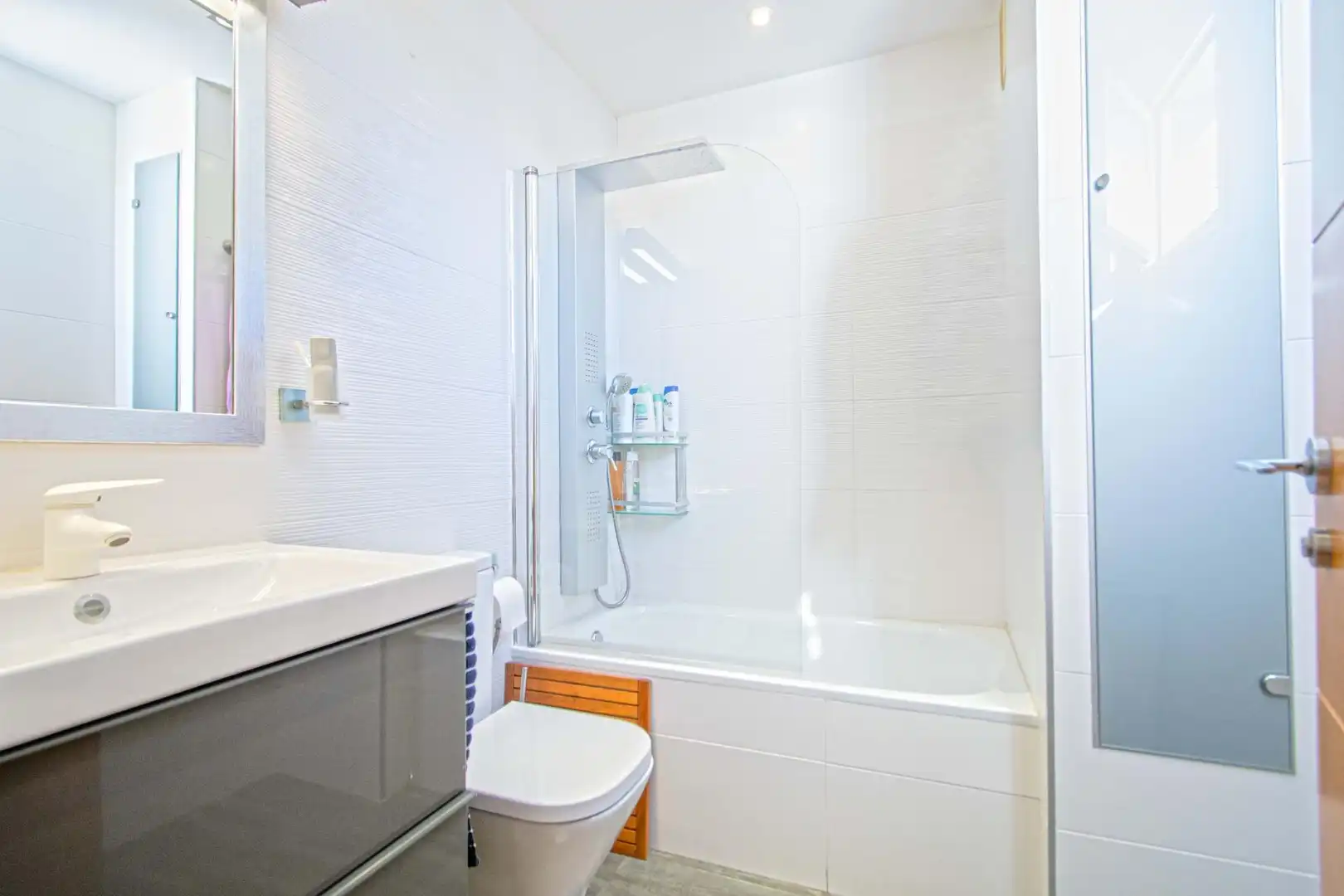 Bathroom of Flat for sale in Sevilla  with Air Conditioner, Heating and Community pool