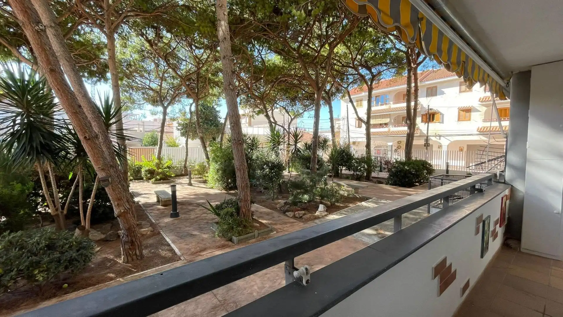 Außenansicht von Erdgeschoss zum Verkauf in San Pedro del Pinatar mit Privatgarten, Terrasse und Balkon