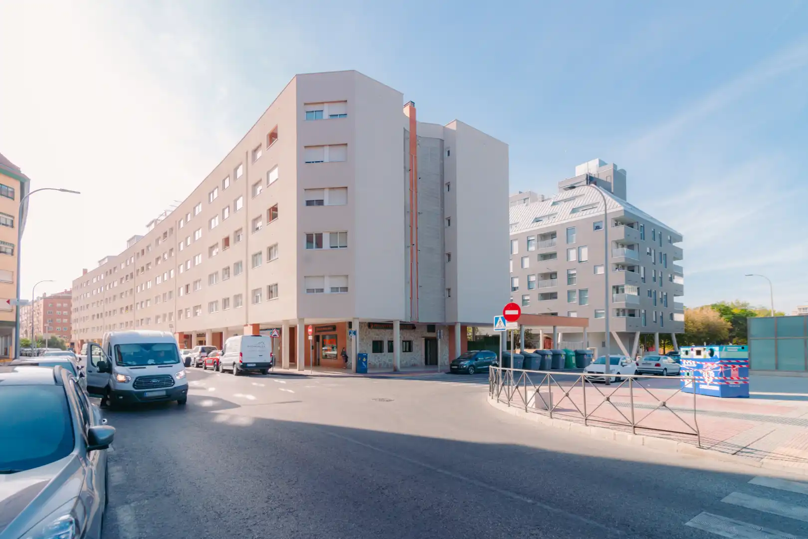 Vista exterior de Àtic en venda en Alcalá de Henares amb Jardí privat, Terrassa i Alarma