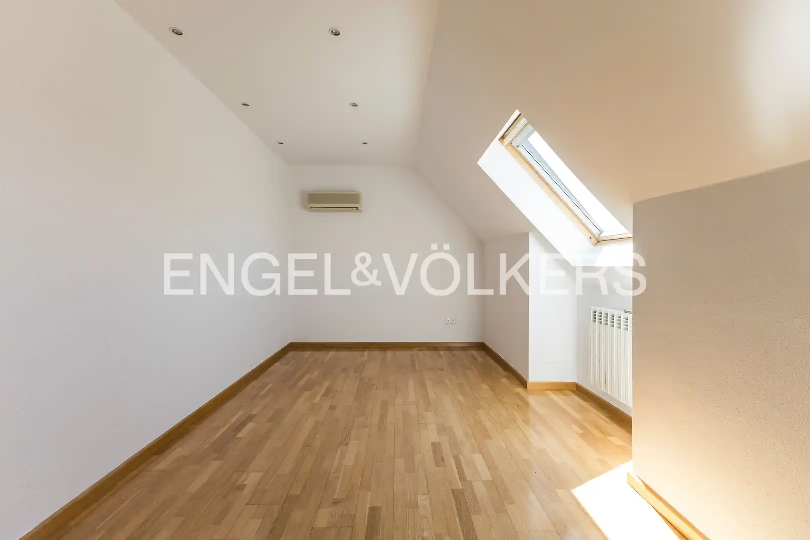 Wohnzimmer von Einfamilien-Reihenhaus zum Verkauf in Villanueva del Pardillo mit Klimaanlage, Heizung und Privatgarten