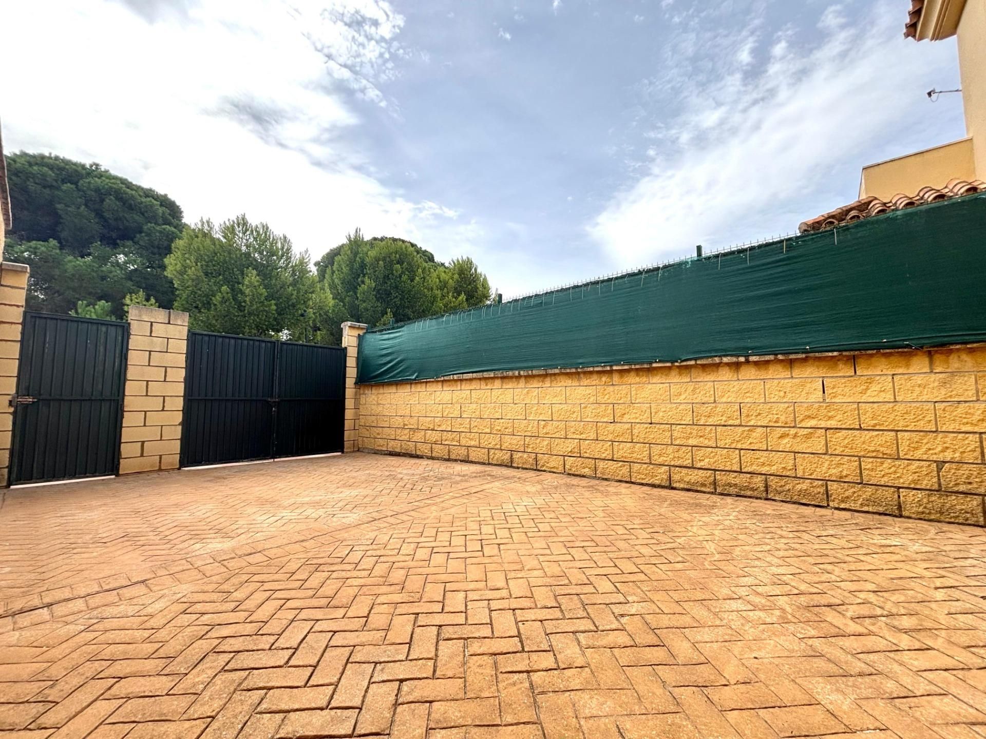 Exterior view of Single-family semi-detached for sale in Los Barrios