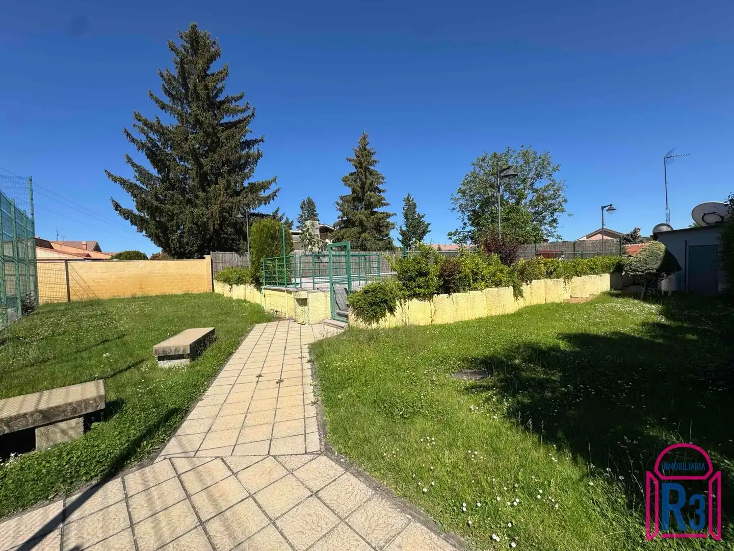 Jardí de Casa adosada en venda en Villaquilambre amb Calefacció, Terrassa i Piscina