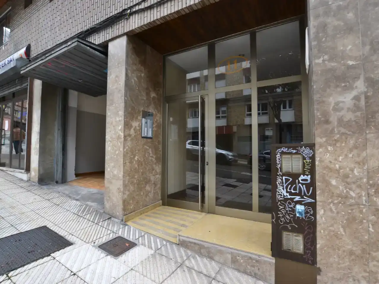 Àtic en venda en Oviedo  amb Parquet, Traster i Moblat