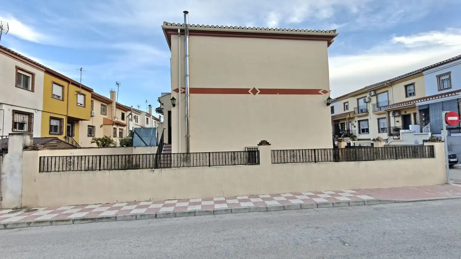 Vista exterior de Casa o chalet en venta en Cúllar Vega con Calefacción y Trastero