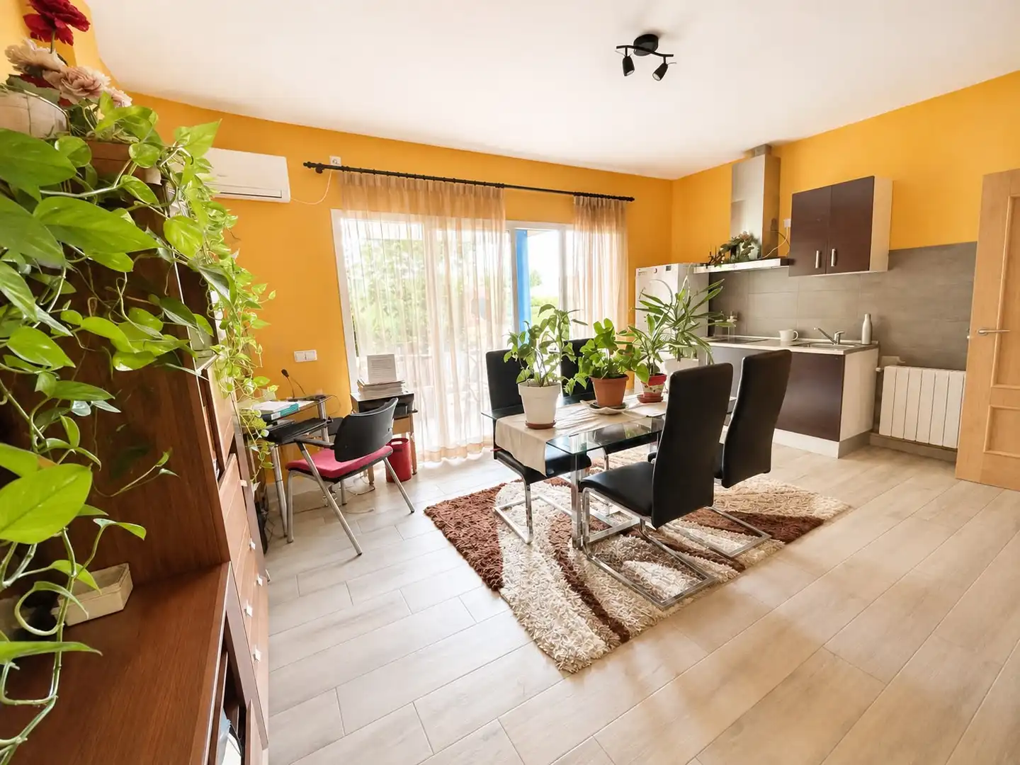Sala de estar de Casa adosada en venta en Poblete con Aire acondicionado, Calefacción y Jardín privado